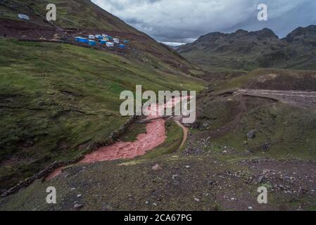 Der übereilte Bau der Straße zum Regenbogenberg in Peru führt zu ehemals sauberen Flüssen, die mit Sedimenten erstickt sind und durch Erosion abfließen. Stockfoto