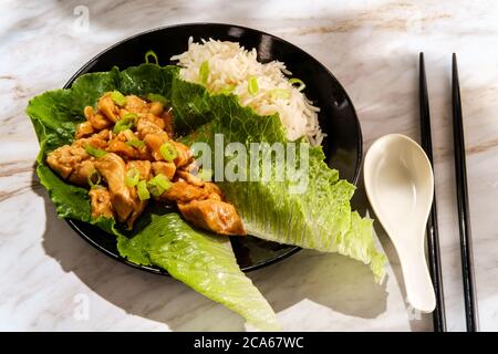 Asiatische Cashew Hähnchensalat Wrap mit Reis Stockfoto