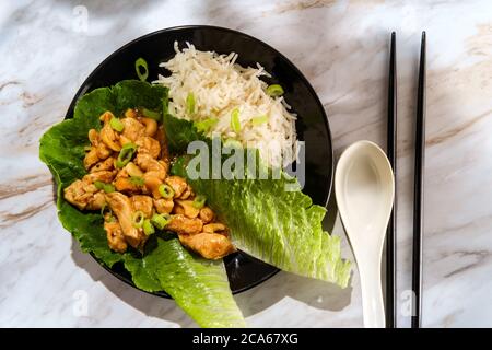 Asiatische Cashew Hähnchensalat Wrap mit Reis Stockfoto