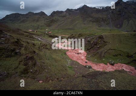 Der übereilte Bau der Straße zum Regenbogenberg in Peru führt zu ehemals sauberen Flüssen, die mit Sedimenten erstickt sind und durch Erosion abfließen. Stockfoto