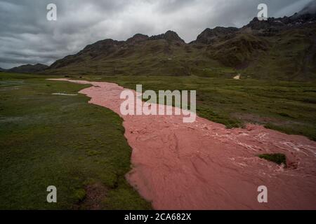 Schlechte Konstruktion und Entwicklung rund um Regenbogenberg führt zu Erosionsabfluss und Wasserkontamination für viele Kilometer herum. Stockfoto