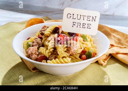 Italienische Wurst Rotini Pasta mit castelvetrano und kalamata Oliven und Kidney Bohnen in einer leichten Tomaten Weißwein Butter Sauce Stockfoto