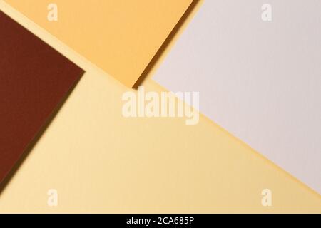 Abstrakte Farbpapiere Geometrie flach Lay Komposition Hintergrund mit braunen, gelben, beige Farbtöne Stockfoto