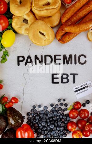 Gesunde Ernährung auf weißem Hintergrund mit Text Pandemie ebt. Sozialprogramm für Lebensmittel. Stockfoto