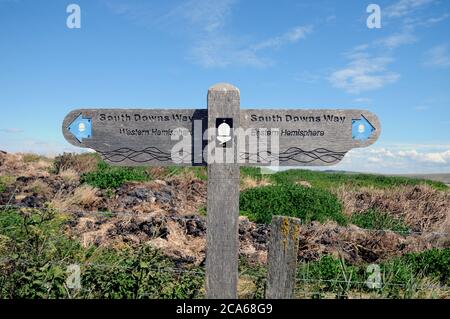 Ein Fingerpost auf dem South Downs Way in East Sussex, der den Greenwich Meridian markiert. Es ist die Linie, durch die der Längengrad gemessen wird. Stockfoto