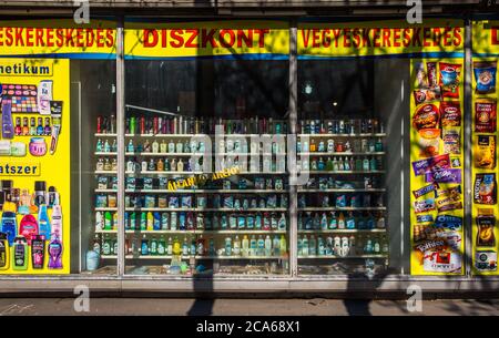 Budapest, Ungarn, März 2020, Nahaufnahme eines Discountfensters Stockfoto