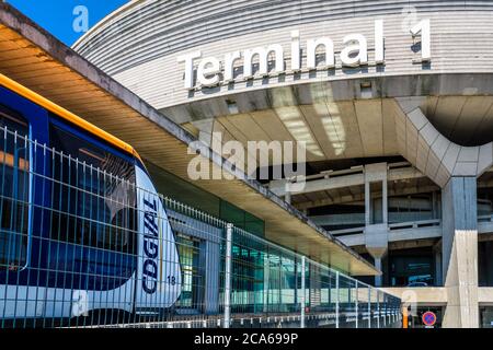 Nahaufnahme eines CDGVAL-Flughafenshuttles, der an der Endstation am Fuß des Terminals 1 des Flughafens Paris-Charles de Gaulle stationiert ist. Stockfoto