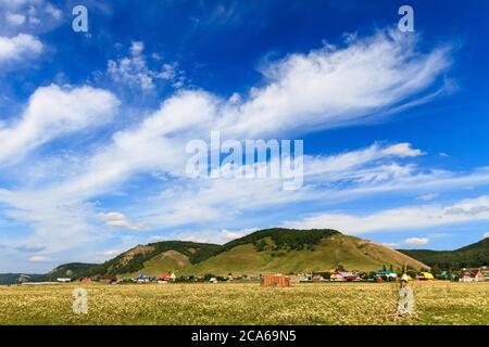 Landschaft, Blick auf das Dorf, Berge, blauer Himmel mit Wolken im Sommer Sonnentag Stockfoto