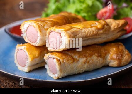 Frankfurter in Blätterteig auf einem Teller Stockfoto