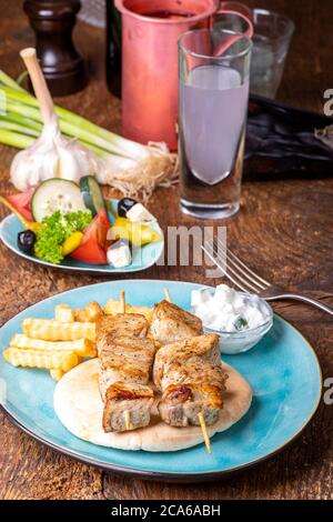 griechischer Souvlaki auf dunklem Holz Stockfoto