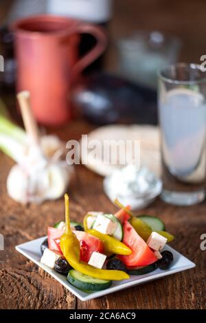 griechischer Salat auf dunklem Holz Stockfoto