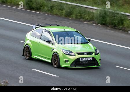 AP09GYG Ford Focus RS Green Car Hatchback Benzin Fahren auf der Autobahn M6 in der Nähe von Preston in Lancashire, Großbritannien Stockfoto