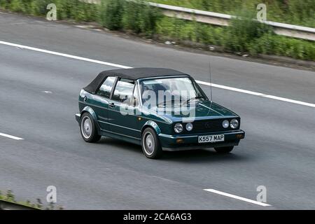 Ein Volkswagen VW Golf Clipper Cabrio Green Cabrio Cabrio aus den 1993 90er Jahren, das auf der Autobahn M6 in der Nähe von Preston in Lancashire, Großbritannien fährt Stockfoto