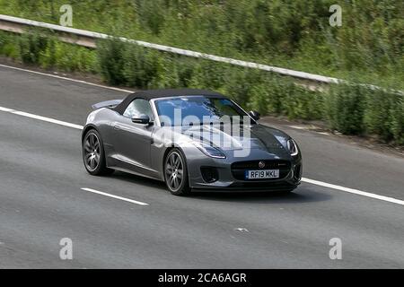 Ein Jaguar F-Type V6 R-Dynamic Auto Grey Car Roadster Benziner aus dem Jahr 2019 auf der Autobahn M6 in der Nähe von Preston in Lancashire, Großbritannien Stockfoto