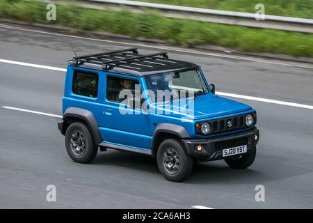 Ein 2020 Suzuki Jimny Sz5 4X4 Blue Car SUV Benzin auf der M6 Autobahn in der Nähe von Preston in Lancashire, Großbritannien Stockfoto