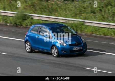 Ein 2010 Toyota Yaris TR VVT-I Blue Car Hatchback Benzin auf der M6 Autobahn in der Nähe von Preston in Lancashire, Großbritannien Stockfoto