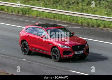 H9SCH 2018 Jaguar F-PACE V6 S AWD D Auto Red Car SUV Diesel Fahren auf der M6 Autobahn in der Nähe von Preston in Lancashire, Großbritannien Stockfoto