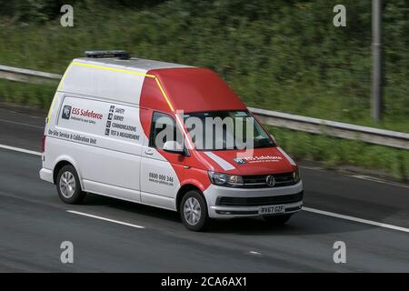 Ein 2017 ESS Safeforce Volkswagen Transporter T32 White LCV hoher Kombi-Van auf der Autobahn M6 bei Preston in Lancashire, Großbritannien Stockfoto