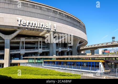 Ein CDGVAL-Flughafenshuttle fährt am Bahnhof am Fuß des runden Betongebäudes des Terminals 1 des Flughafens Paris-Charles de Gaulle ab. Stockfoto