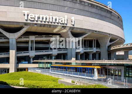 Ein CDGVAL-Flughafenshuttle fährt am Bahnhof am Fuß des runden Betongebäudes des Terminals 1 des Flughafens Paris-Charles de Gaulle ab. Stockfoto