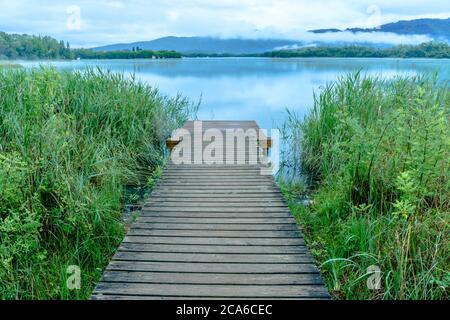 Holzsteg am See von Banyoles (Estany de Banyoles, Katalonien, Spanien) Stockfoto