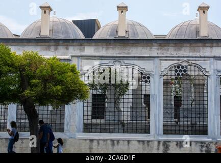 Außenansicht der Kuppel in der osmanischen Architektur in Istanbul, Türkei Stockfoto