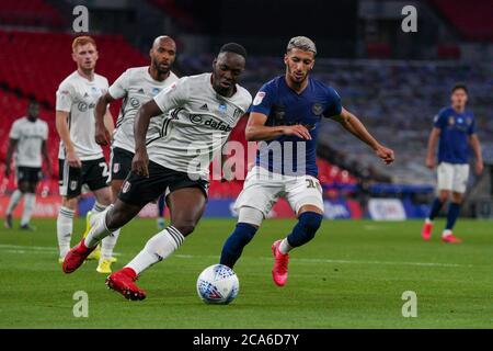 London, Großbritannien. August 2020. Neeskens Kebano von Fulham während des Sky Bet Championship Play-Off Final Match zwischen Brentford und Fulham im Wembley Stadium, London, England am 4. August 2020. Fußballstadien bleiben aufgrund der Covid-19-Pandemie leer, da staatliche Gesetze zur sozialen Distanzierung Fans innerhalb von Spielstätten verbieten, was dazu führt, dass alle Spielanlagen bis auf weiteres hinter verschlossenen Türen gespielt werden. Foto von Andrew Aleksiejczuk/Prime Media Images. Kredit: Prime Media Images/Alamy Live Nachrichten Stockfoto