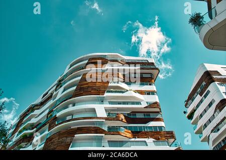 Mailand, Italien 08.03.2020: Neue und moderne Hadid Wohnanlage im Stadtteil Citylife von Mailand von Zaha Hadid Architektin neben dem Three Tow entworfen Stockfoto