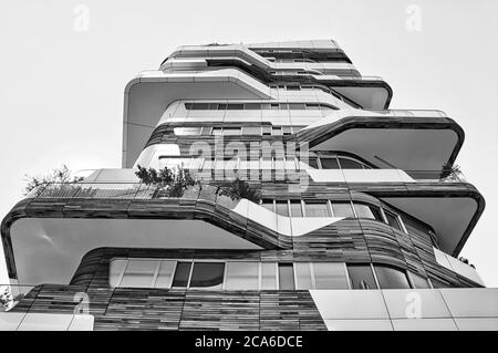 Mailand, Italien 08.03.2020: Neue und moderne Hadid Wohnanlage im Stadtteil Citylife von Mailand von Zaha Hadid Architektin neben dem Three Tow entworfen Stockfoto