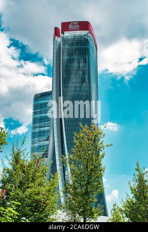 Mailand, Italien 08.03.2020: Wolkenkratzer Zaha Hadid - Generali Tower The Twisted One, Lo Storto Hauptsitz der Generali Group mit dem Allianz Tower T Stockfoto