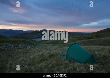 Wild Camping in der Nähe von Angle Tarn unter Angletarn Pikes, bei Sonnenuntergang im englischen Seengebiet Stockfoto