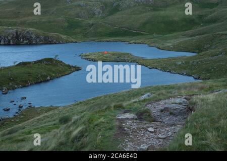 Ein Zelt am Ufer von Angle Tarn, im englischen Seengebiet Stockfoto