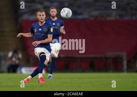 London, Großbritannien. August 2020. Mathias Jensen von Brentford während des Sky Bet Championship Play-Off Final Match zwischen Brentford und Fulham im Wembley Stadium, London, England am 4. August 2020. Fußballstadien bleiben aufgrund der Covid-19-Pandemie leer, da staatliche Gesetze zur sozialen Distanzierung Fans innerhalb von Spielstätten verbieten, was dazu führt, dass alle Spielanlagen bis auf weiteres hinter verschlossenen Türen gespielt werden. Foto von Andrew Aleksiejczuk/Prime Media Images. Kredit: Prime Media Images/Alamy Live Nachrichten Stockfoto