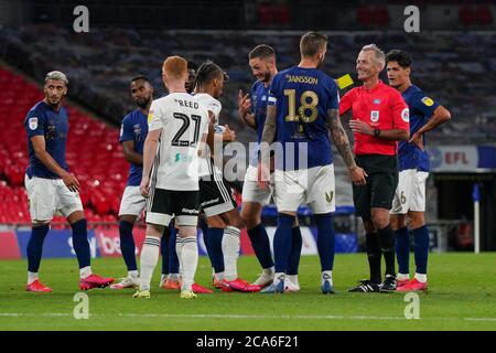 London, Großbritannien. August 2020. Schiedsrichter Martin Atkinson zeigt eine gelbe Karte während des Sky Bet Championship Play-Off Final Match zwischen Brentford und Fulham im Wembley Stadium, London, England am 4. August 2020. Fußballstadien bleiben aufgrund der Covid-19-Pandemie leer, da staatliche Gesetze zur sozialen Distanzierung Fans innerhalb von Spielstätten verbieten, was dazu führt, dass alle Spielanlagen bis auf weiteres hinter verschlossenen Türen gespielt werden. Foto von Andrew Aleksiejczuk/Prime Media Images. Kredit: Prime Media Images/Alamy Live Nachrichten Stockfoto