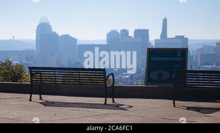 Cincinnati Downtown von Ransohoff Overlook (Bellevue Hill Park) Stockfoto