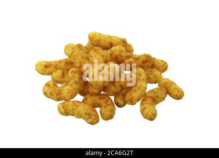 Knusprige Erdnüsse Puffs isoliert auf weißem Hintergrund. Stockfoto