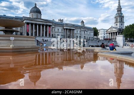 Verblasste rote Farbe in den Brunnen, nach Protest der Animal Rebellion. Trafalgar Square, London, Großbritannien Stockfoto