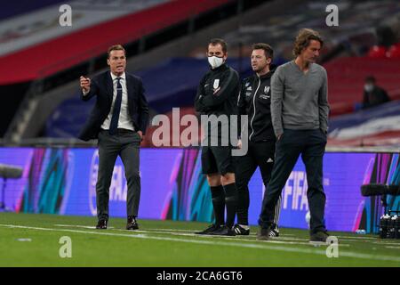 London, Großbritannien. August 2020. Fulham-Manager Scott Parker und Brentford-Manager Thomas Frank (rechts) während des Sky Bet Championship Play-Off Finals zwischen Brentford und Fulham am 4. August 2020 im Wembley Stadium, London, England. Fußballstadien bleiben aufgrund der Covid-19-Pandemie leer, da staatliche Gesetze zur sozialen Distanzierung Fans innerhalb von Spielstätten verbieten, was dazu führt, dass alle Spielanlagen bis auf weiteres hinter verschlossenen Türen gespielt werden. Foto von Andrew Aleksiejczuk/Prime Media Images. Kredit: Prime Media Images/Alamy Live Nachrichten Stockfoto