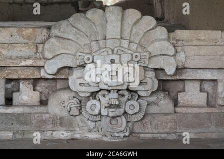 Stuckmasken von Cocijo, dem gott des Blitzes und des Regens im Tempel von Cocijo in den prähispanischen Zapotec Ruinen von Lambityeco im Tal von Oaxaca, Stockfoto