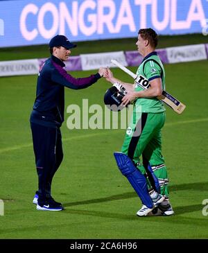 England Kapitän Eoin Morgan (links) gratuliert Irlands Kevin O'Brien, nachdem er Läufe für das dritte One Day International Spiel im Ageas Bowl in Southampton gewonnen hat. Stockfoto