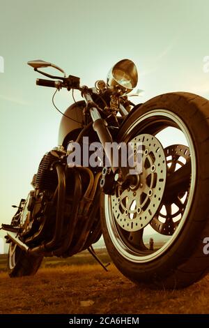 Nahaufnahme des Vorderreifens eines maßgefertigten Motorrads (Chopper) Stockfoto