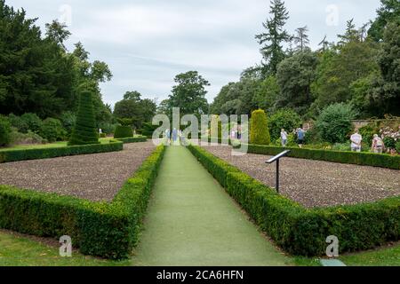 Taplow, Buckinghamshire, Großbritannien. August 2020. Die Gärten des National Trust auf dem Gelände von Cliveden wurden nach der Schließung des Coronavirus wieder für Besucher geöffnet. Der Long Garden wurde dieses Jahr wegen der Aussperrung nicht mit Sommerbezügen bepflanzt. NT-Mitglieder und -Gäste müssen ihren Besuch online im Voraus buchen. Eine Möglichkeit, Systeme zu schaffen, um eine soziale Distanzierung zu gewährleisten. Quelle: Maureen McLean/Alamy Stockfoto