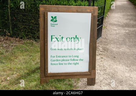 Taplow, Buckinghamshire, Großbritannien. August 2020. Die Gärten des National Trust auf dem Gelände von Cliveden wurden nach der Schließung des Coronavirus wieder für Besucher geöffnet. NT-Mitglieder und -Gäste müssen ihren Besuch online im Voraus buchen. Eine Möglichkeit, Systeme zu schaffen, um eine soziale Distanzierung zu gewährleisten. Quelle: Maureen McLean/Alamy Stockfoto