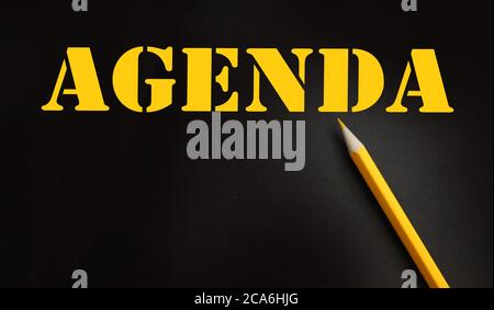Agenda Nachricht und gelben Bleistift daneben. Business-Planungs-Konzept Stockfoto