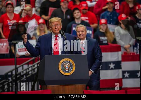 Senator Lindsey Graham lächelt hinter Präsident Trump bei der Kundgebung Im Kolosseum von Bojangle Stockfoto