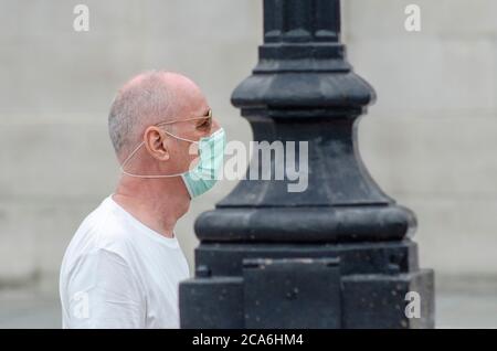 London, Großbritannien. August 2020. Der Trafalgar Square wird an einem sonnigen Tag im August nach der Sperrung des Coronavirus zum Leben erweckt. Kredit: JOHNNY ARMSTEAD/Alamy Live Nachrichten Stockfoto