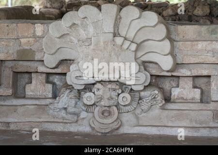 Stuckmasken von Cocijo, dem gott des Blitzes und des Regens im Tempel von Cocijo in den prähispanischen Zapotec Ruinen von Lambityeco im Tal von Oaxaca, Stockfoto