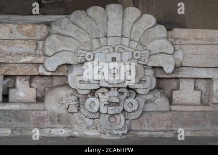 Stuckmasken von Cocijo, dem gott des Blitzes und des Regens im Tempel von Cocijo in den prähispanischen Zapotec Ruinen von Lambityeco im Tal von Oaxaca, Stockfoto