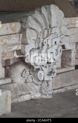 Stuckmasken von Cocijo, dem gott des Blitzes und des Regens im Tempel von Cocijo in den prähispanischen Zapotec Ruinen von Lambityeco im Tal von Oaxaca, Stockfoto