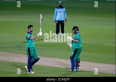 Der irische Kapitän Andrew Balbirnie (links) feiert das Erreichen seines Jahrhunderts mit Teamkollege Paul Stirling beim dritten One Day International Spiel im Ageas Bowl in Southampton. Stockfoto